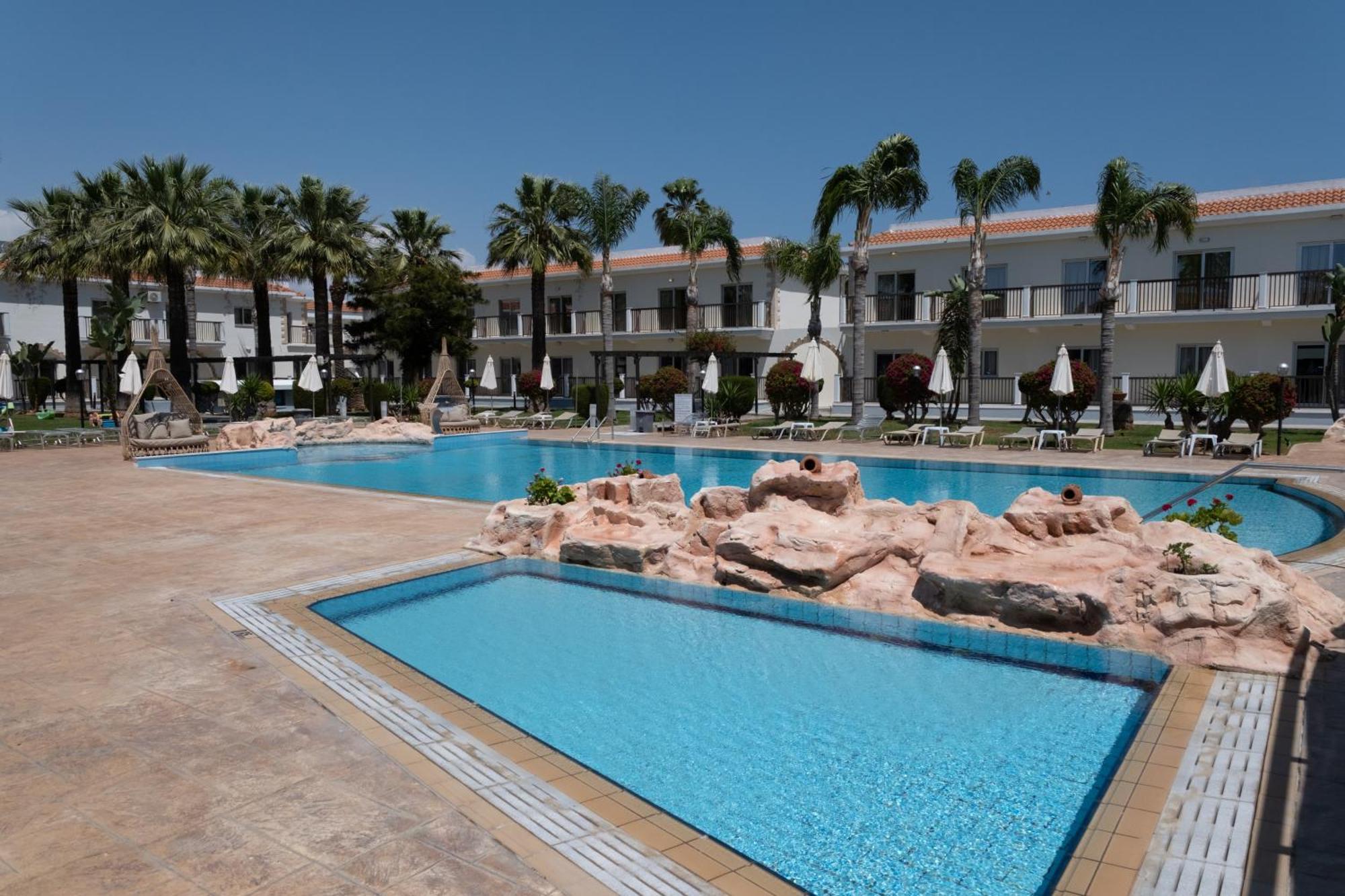 Loutsiana Deluxe Apts 3*